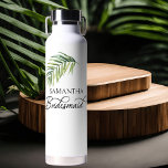 Botella De Agua Palm Leaf Calligraphy<br><div class="desc">Regalo de fiesta nupcial que personalizar para tu dama de honor - o para cualquiera en tu fiesta de boda. La dama de honor está escrita a mano en forma de caligrafía rápida y puede cambiar fácilmente este papel introduciendo la herramienta de diseño. El diseño presenta una acuarela tropical de...</div>