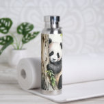Botella De Agua Panda Bear By Tree<br><div class="desc">Oso de panda lindo por un árbol con hojas de bambú en obras de arte acuáticas.</div>