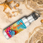 Botella De Agua Paraguas de playa en la arena<br><div class="desc">Olas en una playa de arena, surfista y bañeras de sol bajo sombrillas de colores, este tumbler personalizado muestra tu nombre y "Beach Life" en la parte delantera y trasera, cualquier mensaje en la franja turquesa - mostramos "¡QUÉDATE GUAY! PUEDE QUE NO CONTENGAN AGUA". Diversión para el verano, vacaciones o...</div>