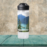 Botella De Agua Parque nacional Cascades Norte del Estado de Washi<br><div class="desc">Manténgase en silencio donde quiera que vaya con esta botella de agua clara y plástica que cuenta con una fotografía pintoresca del lago verde esmeralda Diablo en el Parque Nacional de Cascades del Norte, Estado de Washington. Seleccione su tamaño y color de la botella de agua. NOTA: El diseño no...</div>