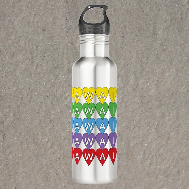 Botella De Agua Patrón cardíaco hawaiano arcoiris (A water bottle that says Hawaii with yellow, green, blue, purple and red hearts)