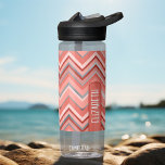 Botella De Agua Patrón Chevron de moda bloque de nombres grande co<br><div class="desc">Un diseño gráfico audaz con tonos coloridos de zags de cremallera de coral con un divertido bloque de color para añadir tu nombre o cualquier texto. La decoración de las habitaciones es moderna y de diseño, con un toque de color. Puede agregar un nombre, un monograma u otro texto personalizado....</div>