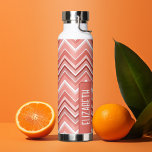 Botella De Agua Patrón Chevron de moda bloque de nombres grande co<br><div class="desc">Un diseño gráfico audaz con tonos coloridos de zags de cremallera de coral con un divertido bloque de color para añadir tu nombre o cualquier texto. La decoración de las habitaciones es moderna y de diseño, con un toque de color. Puede agregar un nombre, un monograma u otro texto personalizado....</div>