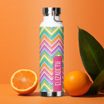 Botella De Agua Patrón Chevron de moda bloque de nombres grande co<br><div class="desc">Un diseño gráfico audaz con zags de color rosa, naranja, morado y verde con un divertido bloque de color para añadir tu nombre o cualquier texto. La decoración de las habitaciones es moderna y de diseño, con un toque de color. Puede agregar un nombre, un monograma u otro texto personalizado....</div>