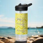 Botella De Agua Patrón Chevron de moda nombre de guión grande amar<br><div class="desc">Un diseño gráfico audaz con zags de zig amarillos y blancos con un divertido guión escrito a mano gris para agregar tu nombre o cualquier texto. Puede agregar un nombre,  un monograma u otro texto personalizado. Si necesita mover el dibujo,  haga clic en el botón personalizar para realizar cambios.</div>