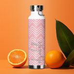Botella De Agua Patrón Chevron de moda nombre de guión grande past<br><div class="desc">Un diseño gráfico y audaz con zags de coral pastel y zig blanco con un divertido guión escrito a mano gris para añadir tu nombre o cualquier texto. Puede agregar un nombre, un monograma u otro texto personalizado. Si necesita mover el dibujo, haga clic en el botón personalizar para realizar...</div>