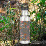 Botella De Agua Patrón de acuarela de flores rosadas del Boho nara<br><div class="desc">Esta elegante botella de agua está decorada con una estética de boho cautivadora, con un patrón de acuarela floral naranja y rosa que atrae a la vista y es sofisticada. El diseño evoca un ambiente artístico y libre, lo que lo convierte en un accesorio de moda para cualquier ocasión. Los...</div>