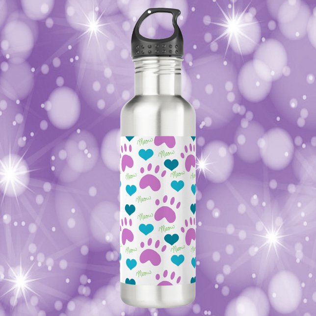 Botella De Agua Patrón de cardíaco de impresión de traza de gato (A water bottle with a pattern of cat paw prints, hearts and the word meow.)