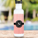 Botella De Agua Patrón de cheurón blanco naranja Monograma negrita<br><div class="desc">Añade un toque de estilo a tu entrenamiento con este coral atrevido, de moda, de moda y blanco con una botella de agua de patrón de chevron negro y moderna. Personalizar esta botella única de acero inoxidable con tu monograma inicial. ¡Un gran regalo para un amigo especial, así como para...</div>