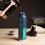 Botella De Agua Patrón de Chevron de moda bloque de nombres grande<br><div class="desc">Un diseño atrevido y gráfico con zags verde azulados de color verde y zigzag aqua con un divertido bloque de color para añadir tu nombre o cualquier texto. El patrón delgado de chevron es un patrón moderno, mínimo, con un toque de color. Puede agregar un nombre, un monograma u otro...</div>