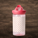 Botella De Agua Patrón de corazones rosados personalizado<br><div class="desc">Esta adorable botella de agua tiene un lindo patrón de corazones rosados y puede ser personalizada con el nombre de su hijo. El suave diseño rosa y crema lo hace perfecto para los niños o para los amantes de un estilo dulce y sencillo. Con su construcción duradera y su toque...</div>
