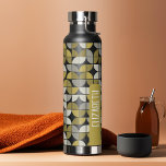 Botella De Agua Patrón de media luna de moda MCM con bloque de nom<br><div class="desc">Un diseño atrevido y gráfico con tonos coloridos de negro y oro con un divertido bloque de color para añadir tu nombre o cualquier texto. El patrón de mediados de siglo es un patrón a la moda con pinceladas de color. Puede agregar un nombre, un monograma u otro texto personalizado....</div>