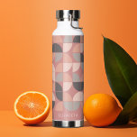 Botella De Agua Patrón de media luna del MCM de moda con bloque de<br><div class="desc">Un diseño atrevido y gráfico con tonos coloridos de rosa rubor, coral y melocotón con un divertido bloque de color para añadir tu nombre o cualquier texto. El patrón de mediados de siglo es un patrón a la moda con pinceladas de color. Puede agregar un nombre, un monograma u otro...</div>