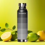 Botella De Agua Patrón de rayas retro Viñeta gris negro<br><div class="desc">Añade tu nombre a este diseño masculino con franjas audaces. Un diseño retro con fuente inspirada en los años 70 y un patrón mínimo. Se pueden cambiar todos los colores. Crea tu propio y cambia los colores a tu combinación favorita. Para usuarios avanzados, puede hacer clic en el botón editar/personalizar...</div>