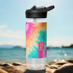 Botella De Agua Patrón de tinta de mosaico Naranja rosa caliente V<br><div class="desc">Un diseño atrevido y colorido con tonos agradecidos de rosa caliente, naranja y azul acuático con un divertido bloque de color para añadir tu nombre o cualquier texto. El patrón de tintes de corbata loco tiene una variedad de colores. Puede agregar un nombre, un monograma u otro texto personalizado. Si...</div>