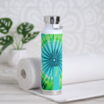 Botella De Agua Patrón de tinte de lápiz Lime Aqua Verde azulado -<br><div class="desc">Un diseño audaz y colorido con tonos de cal y azul acuático con un divertido bloque de color para añadir tu nombre o cualquier texto. El patrón de tintes de corbata loco tiene una variedad de colores. Puede agregar un nombre, un monograma u otro texto personalizado. Si necesita mover el...</div>