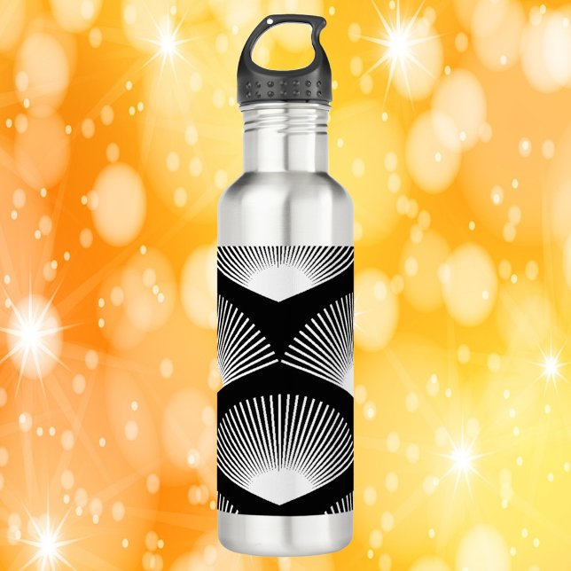 Botella De Agua Patrón de ventilador Art Deco Fondo negro blanco (A water bottle with a black and white art deco fan pattern.)