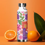 Botella De Agua Patrón floral de arte plano de moda con bloque de<br><div class="desc">Un diseño audaz y floral con tonos coloridos de púrpura y rosa con un divertido bloque de color para añadir tu nombre o cualquier texto. El patrón de flor loco tiene una variedad de colores. Puede agregar un nombre, un monograma u otro texto personalizado. Si necesita mover el dibujo, haga...</div>