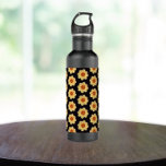 Botella De Agua Patrón floral de Dahlia amarillo en negro<br><div class="desc">Quita tu sed de esta botella de agua de acero inoxidable,  de moda,  que muestra la foto envuelta de una flor Dahlia amarilla en un fondo negro y que se imprime en un patrón repetido. Seleccione el color de su botella. ¡Un diseño floral y divertido!</div>