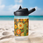 Botella De Agua Patrón floral retro de moda con bloque de nombres<br><div class="desc">Un diseño audaz y floral con tonos de oro, naranja y verde con un divertido bloque de color para añadir tu nombre o cualquier texto. El patrón de flor loco tiene una variedad de colores. Puede agregar un nombre, un monograma u otro texto personalizado. Si necesita mover el dibujo, haga...</div>