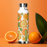 Botella De Agua Patrón floral retro de moda con bloque de nombres<br><div class="desc">Un diseño audaz y floral con tonos de oro, naranja y verde con un divertido bloque de color para añadir tu nombre o cualquier texto. El patrón de flor loco tiene una variedad de colores. Puede agregar un nombre, un monograma u otro texto personalizado. Si necesita mover el dibujo, haga...</div>