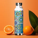 Botella De Agua Patrón floral retro de moda con nombre - verde azu<br><div class="desc">Un diseño audaz y floral con tonos de azul, violeta y verde con un divertido bloque de color para añadir tu nombre o cualquier texto. El patrón de flor loco tiene una variedad de colores. Puede agregar un nombre, un monograma u otro texto personalizado. Si necesita mover el dibujo, haga...</div>