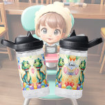 Botella De Agua Pequeño dinosaurio lindo con muchos globos de colo<br><div class="desc">Esta botella de agua presenta un lindo dinosaurio con una hermosa cara enmarcada por muchos globos de colores. ¡Una botella de agua grande y personalizable para los niños que aman los dinosaurios! Buena idea de regalo.</div>