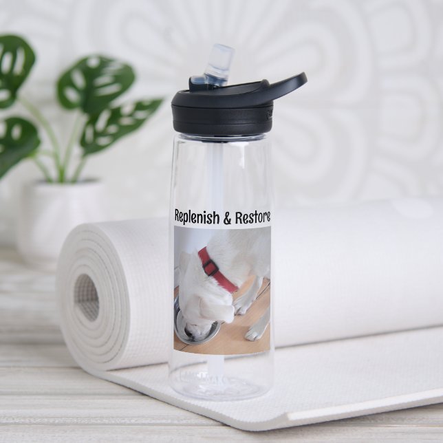 Botella De Agua Perro Blanco Adorable Bebiendo Agua Tazón de Plata (Yoga (girado))