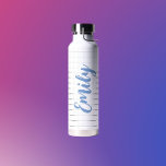 Botella De Agua Personalizable geométrico moderno en blanco y negr<br><div class="desc">Personalizable de agua y botella de bebidas. Diseño moderno,  negro y blanco,  personalizado con el nombre del destinatario en un magnífico azul turbio. Un gran regalo para ella.</div>