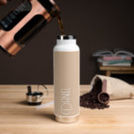 Botella De Agua Personalización de la tipografía moderna beige<br><div class="desc">Botella de agua a la moda, aislada al vacío, con un nombre personalizado en tipografía blanca y moderna sobre un fondo de color beige moderno. Personalice el frasco editando el nombre y reemplazándolo por el suyo propio según lo desee. Perfecto para un regalo de cumpleaños, regalo de boda, etc. Seleccione...</div>