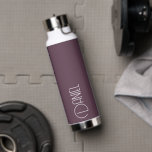Botella De Agua Personalización de la tipografía moderna de berenj<br><div class="desc">Botella de agua a la moda, aislada al vacío, que presenta un nombre personalizado en tipografía blanca y moderna sobre un fondo moderno de color berenjena. Personalice el frasco editando el nombre y reemplazándolo por el suyo propio según lo desee. Perfecto para un regalo de cumpleaños, regalo de boda, etc....</div>