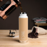 Botella De Agua Personalización de la tipografía moderna de Peach<br><div class="desc">Botella de agua a la moda, aislada al vacío, que presenta un nombre personalizado en tipografía blanca y moderna sobre un fondo de color melocotón. Personalice el frasco editando el nombre y reemplazándolo por el suyo propio según lo desee. Perfecto para un regalo de cumpleaños, regalo de boda, etc. Seleccione...</div>