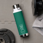 Botella De Agua Personalización de la tipografía moderna verde esm<br><div class="desc">Botella de agua aislada al vacío de moda que presenta un nombre personalizado en tipografía blanca y moderna sobre un fondo de color verde esmeralda. Personalice el frasco editando el nombre y reemplazándolo por el suyo propio según lo desee. Perfecto para un regalo de cumpleaños, regalo de boda, etc. Seleccione...</div>