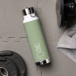 Botella De Agua Personalización de la tipografía moderna verde sag<br><div class="desc">Botella de agua a la moda, aislada al vacío, con un nombre personalizado en tipografía blanca y moderna sobre un fondo de color verde sabio y moderno. Personalice el frasco editando el nombre y reemplazándolo por el suyo propio según lo desee. Perfecto para un regalo de cumpleaños, regalo de boda,...</div>