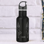 Botella de agua personalizada con contorno de árbo<br><div class="desc">Manténgase bien hidratado para sus clases de yoga pre-boda y ejercicios. Añade tu nombre a esta botella de agua de yoga de eslabón de árbol de Vrksasana. Revisa mi tienda para la alfombra de yoga correspondiente</div>