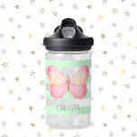 Botella de agua personalizada de mariposa capricho<br><div class="desc">Presenta a tu pequeña princesa a un mundo de caprichos con nuestra singular botella de agua personalizada de mariposa. Este encantador diseño presenta delicadas rayas turquesas y una mariposa rosa pastel como pieza central. Perfecto para añadir un toque mágico a su rutina diaria de hidratación, esta botella se puede personalizar...</div>