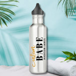 Botella De Agua Personalizado Babe Gracioso Diciendo Nombre Person<br><div class="desc">El personalizado Babe Funny Saying Personalized Name Water Bottle presenta un diseño sencillo con el texto "nena personalizado" en la tipografía moderna de escritura de caligrafía en negro y oro y personalizado con tu nombre. Perfecto para un regalo divertido para mamá, mejores amigos, novia, para cumpleaños, Navidades, vacaciones, Día de...</div>