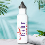 Botella De Agua Personalizado Babe Gracioso Diciendo Nombre Person<br><div class="desc">El personalizado Babe Funny Saying Personalized Name Water Bottle presenta un diseño sencillo con el texto "babe personalizado" en tipografía moderna de escritura de caligrafía roja y púrpura y personalizado con tu nombre. Perfecto para un regalo divertido para mamá, mejores amigos, novia, para cumpleaños, Navidades, vacaciones, Día de la Madre...</div>