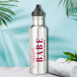 Botella De Agua Personalizado Babe Gracioso Diciendo Nombre Person<br><div class="desc">El personalizado Babe Funny Saying Personalized Name Water Bottle presenta un diseño sencillo con el texto "nena personalizado" en la tipografía moderna de escritura de caligrafía rosa y personalizado con tu nombre. Perfecto para un regalo divertido para mamá, mejores amigos, novia, para cumpleaños, Navidades, vacaciones, Día de la Madre y...</div>