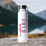 Botella De Agua Personalizado Babe Gracioso Diciendo Nombre Person<br><div class="desc">El personalizado Babe Funny Saying Personalized Name Water Bottle presenta un diseño sencillo con el texto "nena personalizado" en la tipografía moderna de escritura de caligrafía roja y violeta y personalizado con tu nombre. Perfecto para un regalo divertido para mamá, mejores amigos, novia, para cumpleaños, Navidades, vacaciones, Día de la...</div>