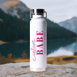 Botella De Agua Personalizado Babe Gracioso Diciendo Nombre Person<br><div class="desc">El personalizado Babe Funny Saying Personalized Name Water Bottle presenta un diseño sencillo con el texto "nena personalizado" en la tipografía moderna de escritura de caligrafía rosa brillante y personalizado con tu nombre. Perfecto para un regalo divertido para mamá, mejores amigos, novia, para cumpleaños, Navidades, vacaciones, Día de la Madre...</div>