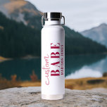 Botella De Agua Personalizado Babe Gracioso Diciendo Nombre Person<br><div class="desc">El personalizado Babe Funny Saying Personalized Name Water Bottle presenta un diseño sencillo con el texto "nena personalizado" en la tipografía moderna de escritura de caligrafía rosa y personalizado con tu nombre. Perfecto para un regalo divertido para mamá, mejores amigos, novia, para cumpleaños, Navidades, vacaciones, Día de la Madre y...</div>