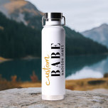 Botella De Agua Personalizado Babe Gracioso Diciendo Nombre Person<br><div class="desc">El personalizado Babe Funny Saying Personalized Name Water Bottle presenta un diseño sencillo con el texto "nena personalizado" en la tipografía moderna de escritura de caligrafía en negro y oro y personalizado con tu nombre. Perfecto para un regalo divertido para mamá, mejores amigos, novia, para cumpleaños, Navidades, vacaciones, Día de...</div>