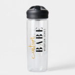Botella De Agua Personalizado Babe Gracioso Diciendo Nombre Person<br><div class="desc">El personalizado Babe Funny Saying Personalized Name Water Bottle presenta un diseño sencillo con el texto "nena personalizado" en la tipografía moderna de escritura de caligrafía en negro y oro y personalizado con tu nombre. Perfecto para un regalo divertido para mamá, mejores amigos, novia, para cumpleaños, Navidades, vacaciones, Día de...</div>
