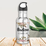 Botella De Agua Personalizado Boho Cottagecore sobre la propuesta<br><div class="desc">¿Estás buscando el regalo perfecto para tu chica flor? No hay más que fijarse en la botella de agua de acero inoxidable del chica de flores boho cottagecore personalizado. Este regalo único y personalizado es perfecto para cualquier fiesta de novias. No sólo es esta botella de agua una gran manera...</div>