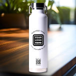 Botella De Agua Personalizado Código QR Nombre del logotipo comerc<br><div class="desc">Sube un código QR y un logotipo, personalizar el texto y crea fácilmente tu botella de agua personalizada. Haga clic en EDIT para cambiar el color del texto o el tamaño del texto. Puede TRANSFERIR este DISEÑO a otros productos de Zazzle y ajustarlo para que se ajuste a la mayoría...</div>