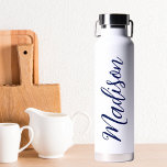 Botella De Agua Personalizado de guión manuscrito de nombre azul d<br><div class="desc">Una botella de agua monograma personalizada de moda en azul marino para un chica o un tipo que ama regalos simples y escritos a mano. Hermoso guión cursivo en el costado de la botella que explica su nombre.</div>