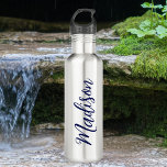 Botella De Agua Personalizado de guión manuscrito de nombre azul d<br><div class="desc">Una botella de agua monograma personalizada de moda en azul marino para un chica o un tipo que ama regalos simples y escritos a mano. Hermoso guión cursivo en el costado de su botella que explica su nombre en tipografía genial.</div>