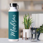 Botella De Agua Personalizado de guiones manuscritos blancos turqu<br><div class="desc">Una botella de agua color turquesa monocasco para un chica o un tipo que ama los regalos simples y escritos a mano. Hermoso guión cursivo en el costado de la botella que explica su nombre.</div>