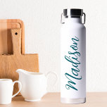 Botella De Agua Personalizado de guiones manuscritos con nombre tu<br><div class="desc">Una botella de agua color turquesa monocasco para un chica o un tipo que ama los regalos simples y escritos a mano. Hermoso guión cursivo en el costado de la botella que explica su nombre.</div>